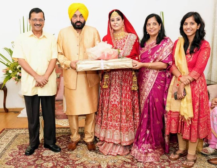 अरविंद केजरीवाल अपनी पत्नी और बेटी के साथ शादी में पहुंचे थे।