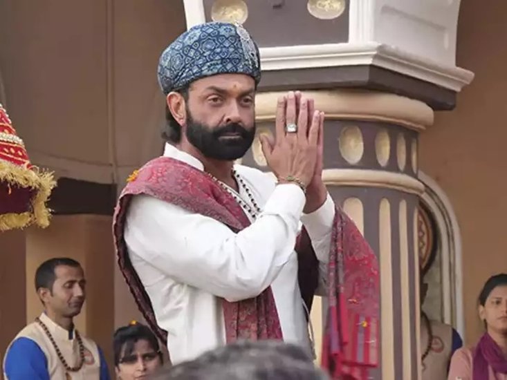 बॉबी देओल (Bobby Deol) की गिनती उन कलाकारों में होती है जिनका कमबैक सुपरहिट रहा है। उन्होंने कमबैक करके रेस 3 (Race 3), आश्रम वेब सीरीज (Ashram Web Series), क्लास ऑफ 83 (Class of 83), लव हॉस्टल (Luv Hostel) सहित अन्य प्रोजेक्ट्स में काम किया है और इनमें बॉबी देओल (Bobby Deol) की एक्टिंग को काफी पसंद किया गया है। 3 जून को उनकी आश्रम वेब सीरीज का तीसरा पार्ट आश्रम 3 (Ashram 3) रिलीज हुआ था और इसे भी दर्शकों ने काफी पसंद किया। 