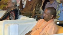 आजादी के महानायकों को समर्पित प्रोग्राम में सीएम योगी की आंखें हुईं नम तो बिफरे लोग, इस अंदाज में मारे ताने