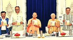 यूपी की गवर्नर आनंदी बेन पटेल ने सीएम योगी के साथ बुलाई पूरी मंत्रिपरिषद की अप्रत्याशित बैठक, न सरकार न राजभवन ने दी कोई डिटेल