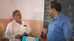 कुर्ता-पायजामा पहनने वाले टीचर को डीएम ने लगाई झाड़, सोशल मीडिया पर भड़क गए लोग