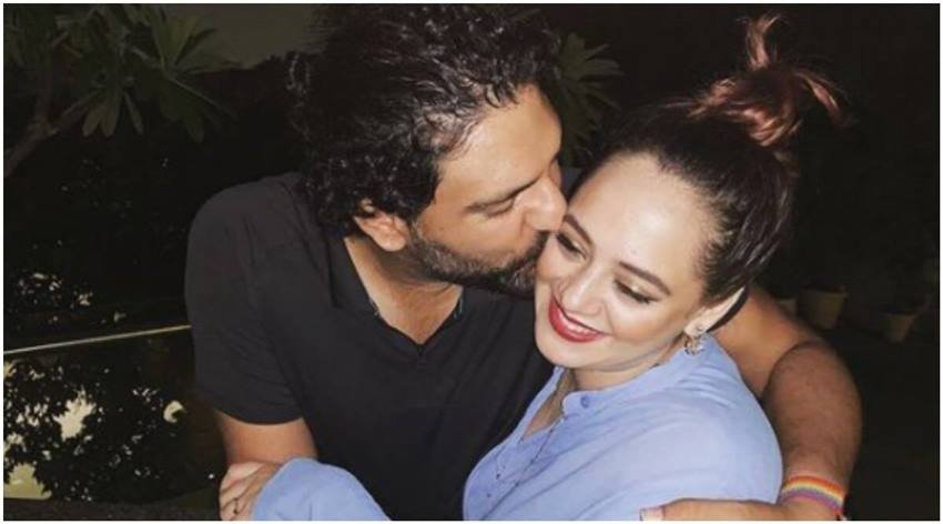 युवराज सिंह ने एक्ट्रेस हेजल कीच से शादी रचाई है। हेजल को उन्होंने सबसे पहले अपने दोस्त अंगद बेदी की फेसबुक प्रोफाइल में देखा था। उसके बाद युवराज ने  हेजल को फ्रेंड रिक्वेस्ट भेजी थी।