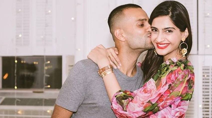 आनंद आहूजा ने अपने एक दोस्त से दोस्ती करवाने के लिए सोनम कपूर को फ्रेंड रिक्वेस्ट भेजी थी। लेकिन दोनों ही एक दूसरे को दिल दे बैठे और आगे चलकर पति पत्नी बने।