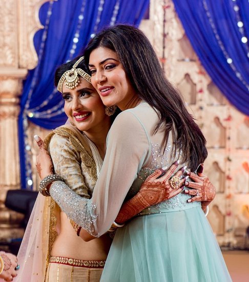 Charu Asopa on Lalit Modi Sushmita Sen Relationship: बीते कुछ दिनों से ललित मोदी (Lalit Modi) और सुष्मिता सेन (Sushmita Sen) का रिश्ता चर्चा में है। जब से ललित मोदी ने सोशल मीडिया पर सुष्मिता सेन संग अपने रिश्ते को सार्वजनिक किया है, तभी से दोनों को लेकर कई तरह की बातें बनाई जा रही हैं। यहां तक की सुष्मिता सेन को गोल्ड डिगर (Gold Digger) तक कहा जा रहा है। अब सुष्मिता सेन के समर्थन में उनकी भाभी चारू असोपा (Charu Asopa) उतरी हैं।