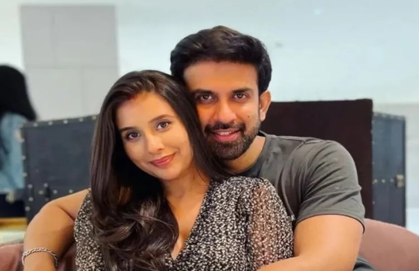 Charu Asopa Divorce: टीवी एक्ट्रेस और सुष्मिता सेन (Sushmita Sen) की भाभी चारू असोपा (Charu Asopa) अपने पति राजीव सेन (Rajeev Sen) से तलाक (Charu and Rajeev Divorce) ले रही हैं। दोनों ने 2019 में शादी (Charu and Rajeev Wedding) की थी लेकिन 2020 में ही उनके रिश्ते खराब होने लगे थे। उस वक्त भी दोनों के तलाक लेने की बात सामने आई थी लेकिन फिर दोनों ने अपने रिश्ते को संभाल लिया था। 2021 में कपल के घर बेटी ने जन्म लिया जिसका नाम जियाना है। अब एक बार फिर दोनों के तलाक लेने की बातें चल रही हैं। (Photo: Charu Asopa Instagram)
