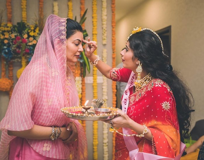 चारू असोपा और सुष्मिता सेन के रिश्ते की बात करें तो दोनों में काफी अच्छी बॉन्डिंग देखने को मिलती रही है। (यह भी पढ़ें: ललित मोदी में मिला सुष्मिता सेन को नया प्यार, इन सेलेब्स को भी ब्रेकअप या डिवोर्स के कुछ दिन बाद ही मिला नया साथी)