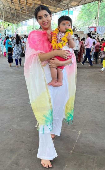 चारू ने कहा कि बेटी की तबियत इतनी खराब है कि रात को 2:30 बजे उसे अस्पताल लेकर जाना पड़ा। (यह भी पढ़ें: सुष्मिता सेन के भाई संग ले रही हैं तलाक, ननद संग कुछ ऐसी बॉन्डिंग शेयर करती हैं चारू असोपा)
