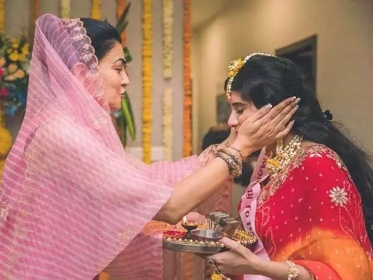 हम दोनों का रिश्ता प्यार और इज्जत का है और यह हमेशा ही ऐसा बना रहेगा, फिर चाहे परिस्थितियां जो भी हों। (यह भी पढ़ें: इंटीरियर डिजाइनर हैं ललित मोदी की बेटी आलिया, विदेशी संग लिए हैं सात फेरे) 