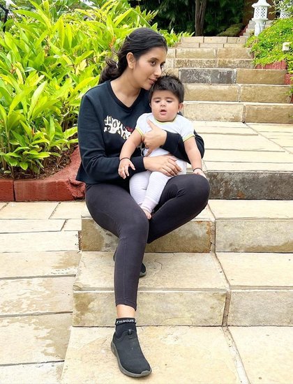 अब चारू असोपा ने अपने यूट्यूब व्लॉग में बताया है कि उनकी बेटी जियाना इस वक्त बेहद परेशान है। 
