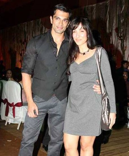 एक्ट्रेस श्रद्धा निगम करण सिंह ग्रोवर की पहली पत्नी थीं। दोनों कुछ साल साथ रहकर अलग हो गए थे। तब श्रद्धा ने बी करण पर उन्हें धोखा देने का आरोप लगाया था।