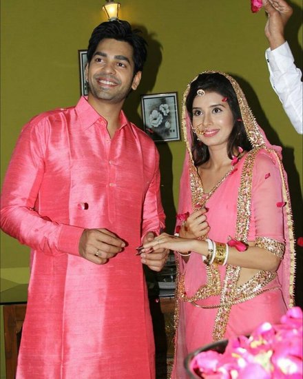 नीरज और चारू असोपा ने शादी का मन बनाया और सगाई भी कर ली। लेकिन कुछ समय बाद दोनों की सगाई टूट गई।&nbsp;