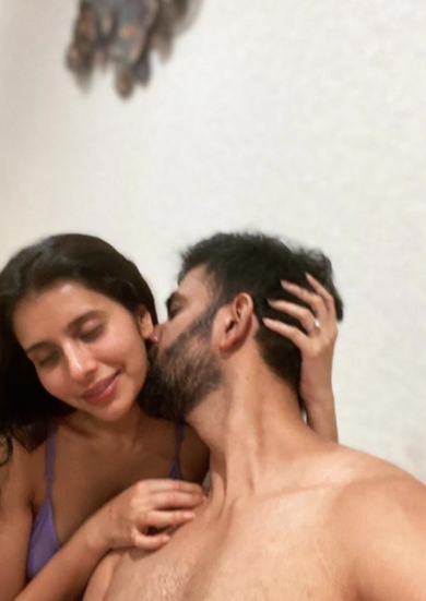 नीरज से रिश्ता खत्म हुआ तो चारू का नाम जुड़ा एक्टर राजीव सेन से। राजीव सेन बॉलीवुड अभिनेत्री सुष्मिता सेन के भाई हैं।