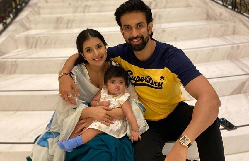 Charu Asopa Rajeev Sen Divorce: टीवी एक्ट्रेस चारू असोपा राजीव सेन से अलग हो रही हैं। दोनों तलाक की प्रक्रिया में हैं। चारू ने एक इंटरव्यू में कहा था कि वह नहीं चाहती हैं कि उनकी बच्ची पर किसी तरह का नकारात्मक असर पड़े इसीलिए वह बेटी को राजीव सेन से दूर रखना चाहती हैं। चारू और राजीव के अलावा और भी कई टीवी सेलेब्स हैं जो पेरेंट बनने के बाद अलग हुए। आइए डालते हैं उनमें से कुछ चर्चित नामों पर एक नजर: