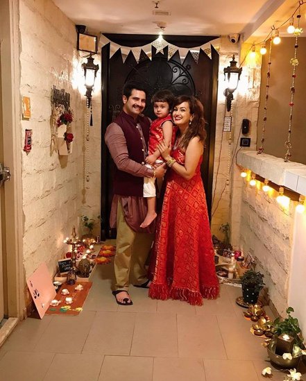 निशा रावल औऱ करण मेहरा का डिवोर्स हो चुका है। दोनों के बेटे कविश की कस्टडी अभी निशा के पास है। हालांकि करण बेटे को अपने पास लाने के लिए कोर्ट में लड़ाई लड़ रहे हैं। 