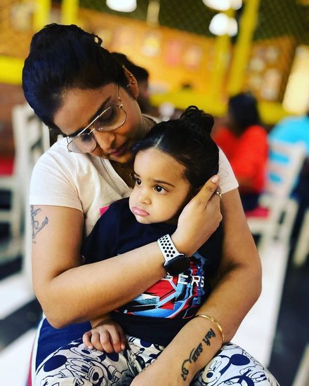  उड़ान फेम एक्ट्रेस गिन्नी विर्दी ने परमिंदर सिंह मल्ही पर घरेलू हिंसा का आरोप लगाते हुए उनसे तलाक ले लिया था। तलाक के बाद बेटी गिन्नी के साथ ही रह रही हैं।