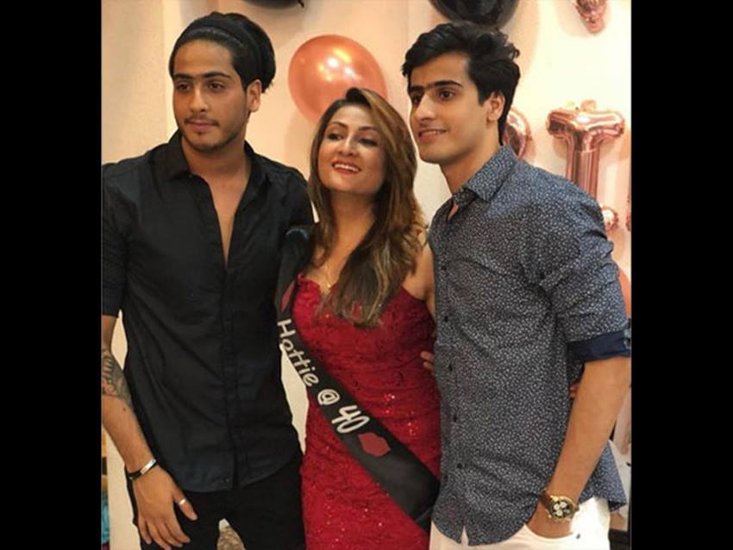 उर्वशी ढोलकिया जब 17 साल की थीं तभी जुड़वा बच्चों की मां बन गई थीं। बच्चों के जन्म के कुछ महीने बाद ही उनका तलाक हो गया। उर्वशी ने बच्चे अपने साथ ही रखे।