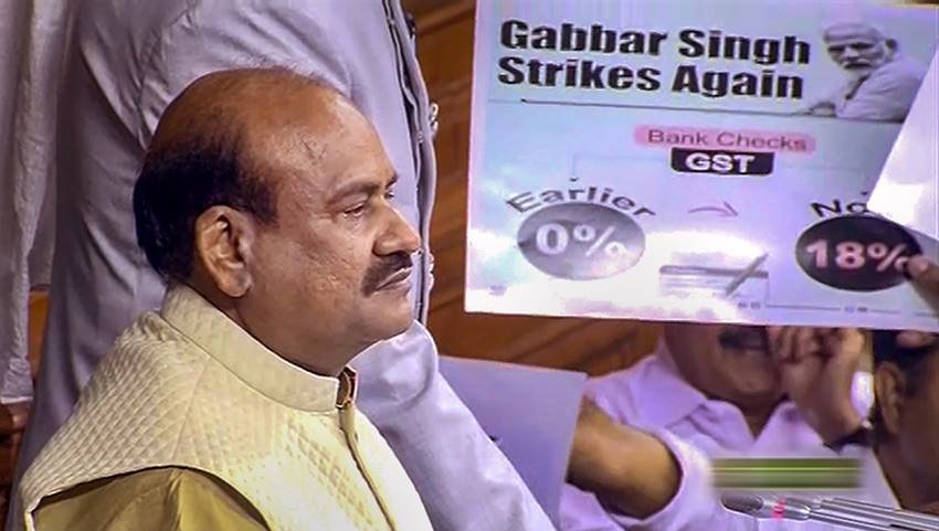 इन तख्तियों पर जीएसटी जैसे मुद्दों के जरिए सरकार को विफल बताने की कोशिश की गई।