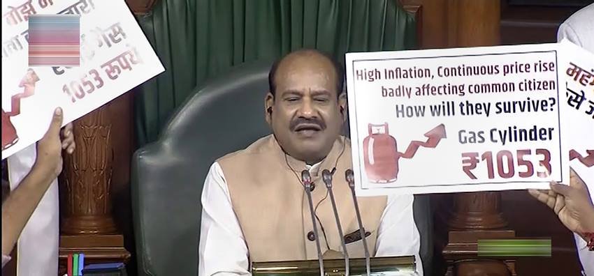 कांग्रेस नेताओं ने एलपीजी सिलिंडरों के दाम में बेतहाशा बढ़ोत्तरी के खिलाफ तख्तियां लहराईं।