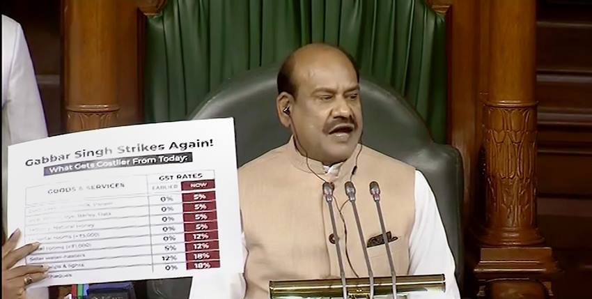 जिस तरह से सत्र का पहला सप्ताह हंगामेदार रहा है उससे अंदाजा लगाया जा सकता है कि आने वाले दिन भी संसद के अंदर का माहौल 'गरम' ही नजर आएगा। (सभी तस्वीरें पीटीआई से ली गई हैं।)