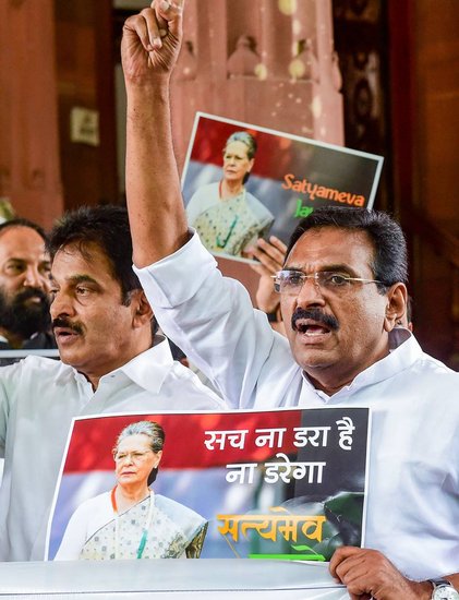 ईडी द्वारा सोनिया गांधी से पूछताछ का भी कांग्रेसी सांसदों ने संसद में विरोध किया।