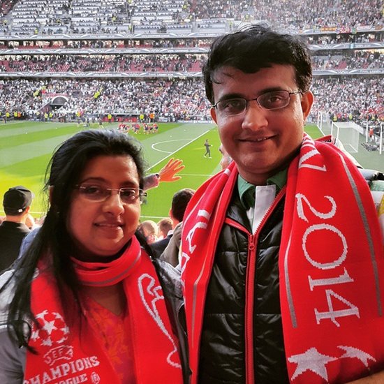 कहीं भी जाना होता तो सौरव डोना के घर के आगे से ही गुजरते थे। यहां तक की बैडमिंटन खेलते वक्त सौरव जानबूझकर शटल डोना के घर में फेंक देते थे ताकि डोना को देख सकें। (Photo: Dona Ganguly Instagram)