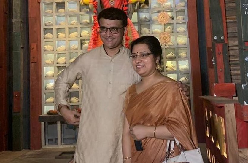 लेकिन डोना का परिवार शादी के लिए नहीं मान रहा था। ऐसे में जब सौरव क्रिकेट खेलने लगे और 1997 में इंग्लैंड के खिलाफ सीरीज जीती तो उसके बाद वह डोना को अपने एक दोस्त के घर ले गए और वहां दोनों ने गुपचुप शादी रचा ली। (Photo: Dona Ganguly Instagram) (यह भी पढ़ें: रांची में साथ पढ़े, कोलकाता में प्यार हुआ, देहरादून में रचाई शादी, यूं सिरे चढ़ा था धोनी का दूसरा प्यार)