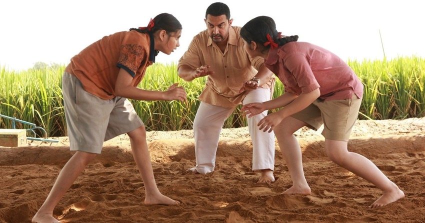Dangal: आमिर खान स्टारर दंगल भी महिला पहलवान गीता और बबीता फोगाट की जिंदगी पर बेस्ड है। यह आमिर खान की ब्लॉकबस्टर फिल्मों में से एक है। (यह भी पढ़ें: सनी देओल से अक्षय कुमार तक, पर्दे पर आमिर खान से टकराए ये स्टार्स, सभी की फिल्में रहीं सुपरहिट)