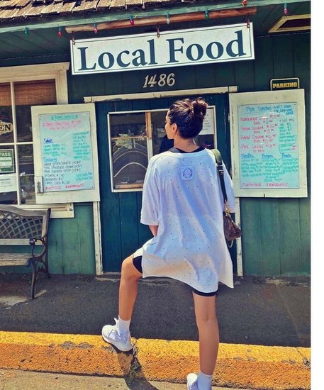 दीपिका ने कुछ अपनी सिंगल तस्वीरें भी शेयर की हैं जिसमें एक्ट्रेस का कूल स्टाइल दिख रहा है।