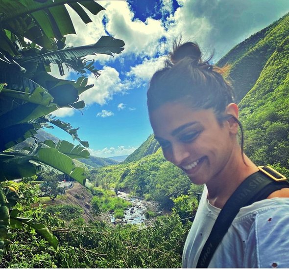 सिर्फ फैंस ही नहीं बल्कि सिलेब्रिटीज भी कपल की इन तस्वीरों को काफी पसंद कर रहे हैं।