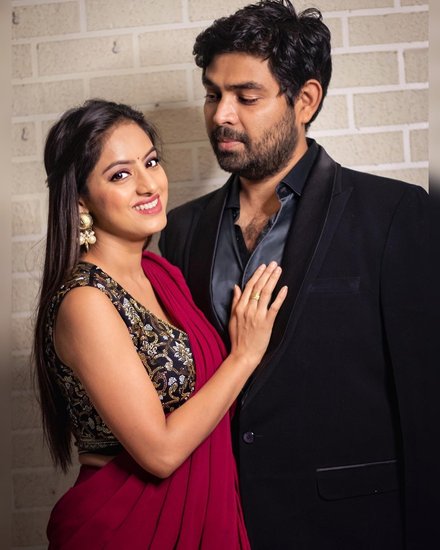 Happy Birthday Deepika Singh: टीवी एक्ट्रेस दीपिका सिंह का आज जन्मदिन है। उनके 33वें जन्मदिन के मौके पर फैंस उन्हें खूब बधाई दे रहे हैं। दीपिका सिंह ने 2011 में टीवी शो 'दीया और बाती हम' (Diya Aur Baati Hum) से डेब्यू किया था। इस शो में उनके संध्या राठी के किरदार को दर्शकों ने काफी पसंद किया था। इसी डेब्यू शो से दीपिका सिंह की लव स्टोरी (Deepika Singh Love Story) भी शुरू हुई थी। 