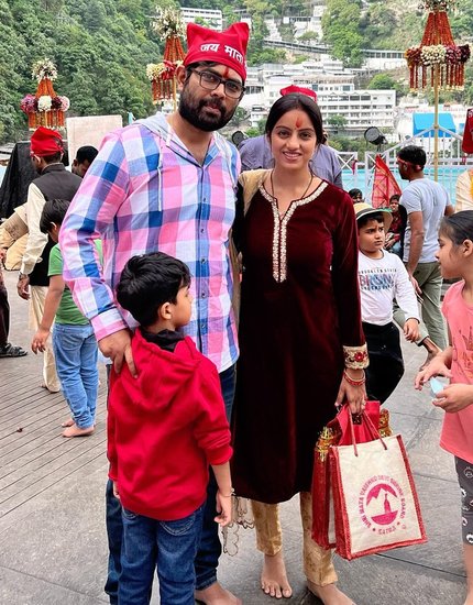 इसके बाद दोनों में नजदीकियां बढ़ने लगी और दोनों ने एक-दूसरे से प्यार का इजहार किया। कुछ समय तक एक-दूसरे को डेट करने के बाद दोनों ने 2014 में शादी कर ली। आज दोनों का एक बेटा सोहम गोयल है। (All Photos: Deepika Singh Instagram)