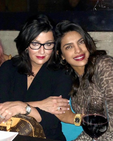 प्रियंका चोपड़ा (Priyanka Chopra) की सास डेनिस जोनस (Denise Jonas) अपना 56वां जन्मदिन (Denise Jonas Birthday) सेलिब्रेट कर रही हैं। इस मौके पर प्रियंका चोपड़ा (Priyanka Chopra) ने सास की तस्वीर शेयर करते हुए उन्हें बर्थडे विश किया है। जहां एक तरफ प्रियंका, उनके पति निक जोनस (Nick Jonas) सहित परिवार के अन्य लोग लाखों-करोड़ों रुपये कमाते हैं, ठीक उसी तरह प्रियंका की सास भी करोड़ों रुपये कमाती हैं। (Photo: Denise Jonas Instagram)