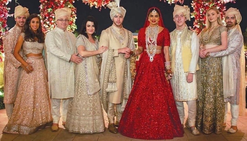शादी के बाद डेनिस और पॉल के घर चार बेटों ने जन्म लिया। केविन, जो, निक और फ्रैंकी जोनस उनके चार बेटे हैं। निक जोनस तीसरे नंबर के हैं। (Photo: Denise Jonas Instagram) (यह भी पढ़ें: प्रेग्नेंसी इंजॉय कर रही हैं आलिया भट्ट और सोनम कपूर, 2022 में अब तक इन एक्ट्रेसेस के घर गूंज चुकी है किलकारी)