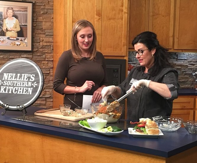 साल दर साल बीतते गए तो जोनस परिवार ने Nellie's Southern Kitchen खोला जिसका सारा हिसाब किताब डेनिस और उनके पति पॉल के पास रहता है। (Photo: Denise Jonas Instagram)
