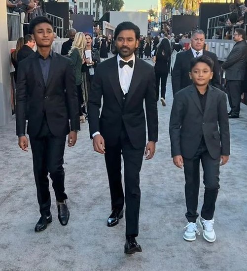 इसके बाद दोनों परिवारों ने धनुष और ऐश्वर्या की शादी करवाने का फैसला लिया और 2004 में दोनों शादी के बंधन में बंध गए। हालांकि इसी साल 2022 में शादी के करीब 18 साल बाद दोनों का तलाक हो गया। इनके दो बच्चे हैं जिनका नाम यात्रा राजा और लिंगा राजा है। (Photos: Dhanush and Aishwarya Rajinikanth Instagram)