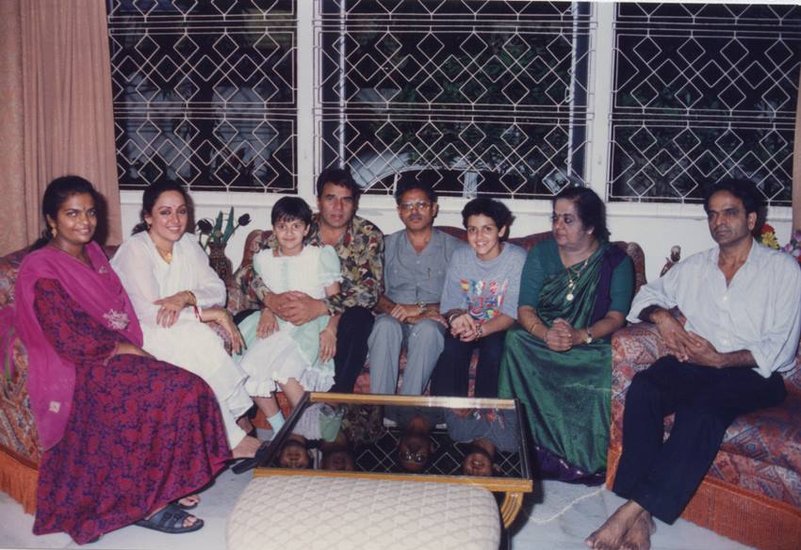 हेमा मालिनी की मां ने अपनी डायरी में एक दिन लिखा था- ईशा दिनभर शूटिंग में बिजी रहती है। छोटी बेटी आहना को भी हेमा पढ़ने के लिए विदेश भेज रही थीं। मुझे नहीं लगता कि आहना अभी इतनी बड़ी हुई है कि वह विदेश में अकेले रहकर पढ़ाई करे।
