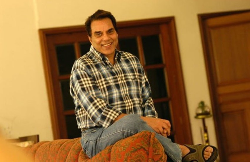 Dharmendra : धर्मेंद्र बॉलीवुड के बड़े एक्टर हैं। उन्होंने अपने करियर में शोले जैसी कई ब्लॉकबस्टर फिल्में दी हैं। सनी देओल (Sunny Deol) और बॉबी देओल (Bobby Deol) के पिता धर्मेंद्र का नाम सबसे ज्यादा फ्लर्ट करने वाले बॉलीवुड एक्टर के तौर पर भी लिया जाता है। कई अभिनेत्रियां इस बात को कह चुकी हैं। एक बार हेमा मालिनी (Hema Malini)  की करीबी दोस्त और काजोल (Kajol) की मां तनुजा (Tanuja) ने तो धर्मेंद्र के फ्लर्ट से तंग आकर उन्हें थप्पड़ जड़ दिया था। आइए जानते हैं क्या था पूरा मामला: