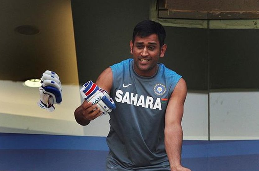 भारतीय क्रिकेट टीम (Indian Cricket Team) के पूर्व कप्तान महेंद्र सिंह धोनी (Mahendra Singh Dhoni) आज 41 साल के हो गए हैं। उनके फैंस सोशल मीडिया के जरिए उन्हें जन्मदिन (MS Dhoni Birthday) की बधाई दे रहे हैं। देर रात महेंद्र सिंह धोनी की पत्नी साक्षी धोनी (Sakshi Dhoni) ने बर्थडे सेलिब्रेशन की वीडियो भी पोस्ट की है। धोनी का क्रिकेट करियर जितना सफल रहा है, उतनी ही सफल उनकी लव लाइफ भी रही है। हालांकि शुरुआत में धोनी को कई तरह की परेशानियों का सामना करना पड़ा था। दरअसल धोनी जिस लड़की से प्यार करते थे, उसकी एक सड़क दुर्घटना में मौत हो गई थी। 
