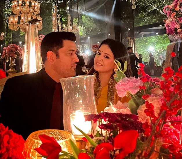 इसके कुछ साल बाद साक्षी धोनी संग वह रिलेशनशिप में आए थे और इन दोनों की लव स्टोरी भी बेहद दिलचस्प है। 