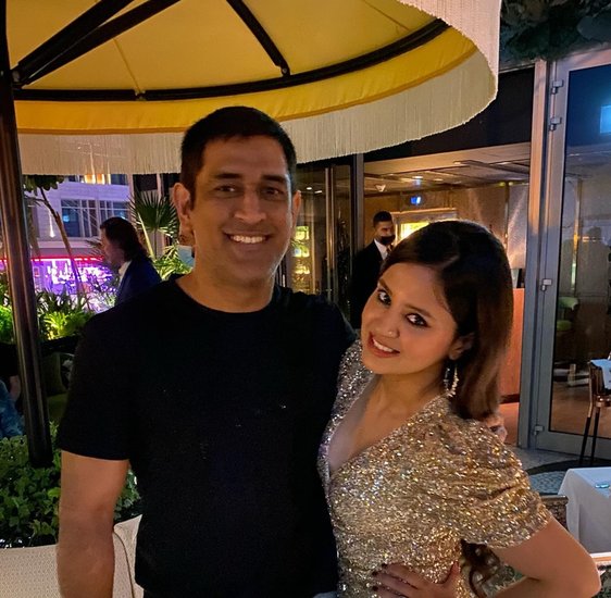धोनी साक्षी को देखते ही दिल हार बैठे थे और युद्धजीत से साक्षी का नंबर मांगा था और उसके बाद साक्षी को मेसेज किया था। 