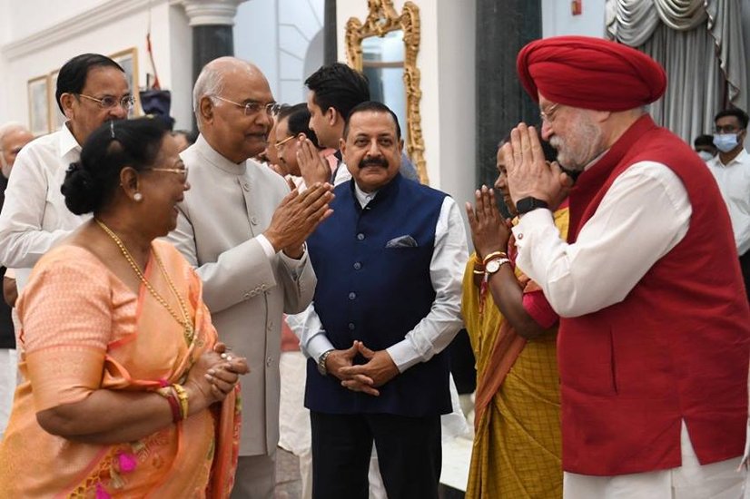 रामनाथ कोविंद डिनर पर आए हर मेहमान से मिलते दिखे।