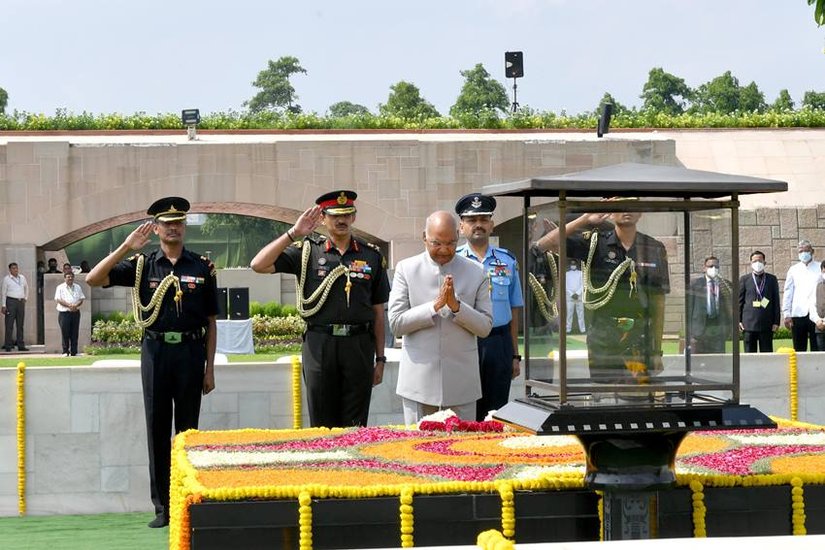 बतौर राष्ट्रपति अपने कार्यकाल के आखिरी दिन सुबह राजघाट जा कर महात्मा गांधी को श्रद्धांजलि अर्पित करते हुए रामनाथ कोविंद।