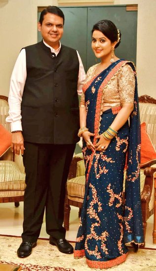 देवेंद्र फडणवीस के हलफनामे के मुताबिक उनकी पत्नी अमृता के पास साढ़े चार करोड़ रुपये की चल अचल संपत्ति है। पेश से बैंकर अमृता अपने पति से अमीर हैं।