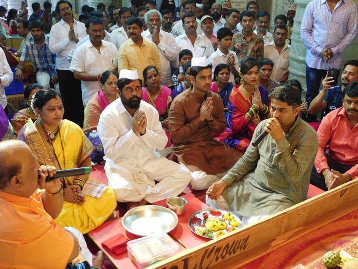 एकनाथ की कुल संपत्ति में उनकी पत्नी लता के नाम लगभग सवा छह करोड़ की संपत्ति है। एकनाथ ने बताया है कि उनकी पत्नी कंस्ट्रक्शन के काम में हैं।