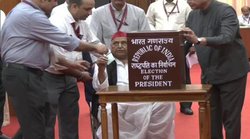 अखिलेश यादव ने शेयर की मुलायम सिंह यादव की तस्वीर, यशवंत सिन्हा का जिक्र कर लोग करने लगे ऐसे कमेंट