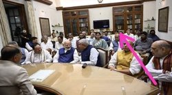 उप-राष्ट्रपति पद के नामांकन में सबसे पीछे बैठे दिखे ज्योतिरादित्य सिंधिया, वायरल तस्वीर पर मजे लेने लगे लोग