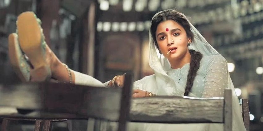 Gangubai Kathiawadi: आलिया भट्ट स्टारर यह फिल्म गंगूबाई की बायोपिक है जिसे नेटफ्लिक्स पर देख सकते हैं। यह फिल्म सुपरहिट रही थी।
