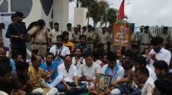 Hanuman Chalisa Row: जिस कॉलेज ने छात्रों पर लगाया था जुर्माना, वहीं पर NSUI कार्यकर्ता करने लगे हनुमान चालीसा का पाठ