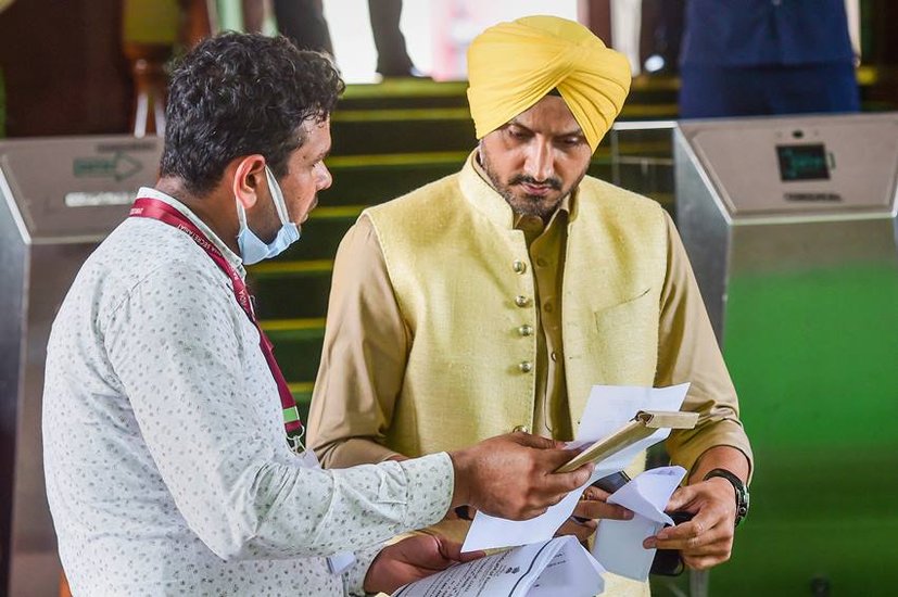 Harbhajan Singh: पूर्व क्रिकेटर हरभजन सिंह अब राज्यसभा सांसद हैं। वह आम आदमी पार्टी की तरफ से राज्यसभा पहुंचे हैं। हरभजन सिंह ने सोमवार 18 जुलाई को बतौर सांसद शपथ ली। हरभजन सिंह ने पंजाबी में शपथ ली।  