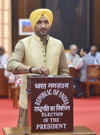संसद में अपने पहले दिन ही उन्हें राष्ट्रपति चुनाव के विए मतदान करने का भी मौका मिला।